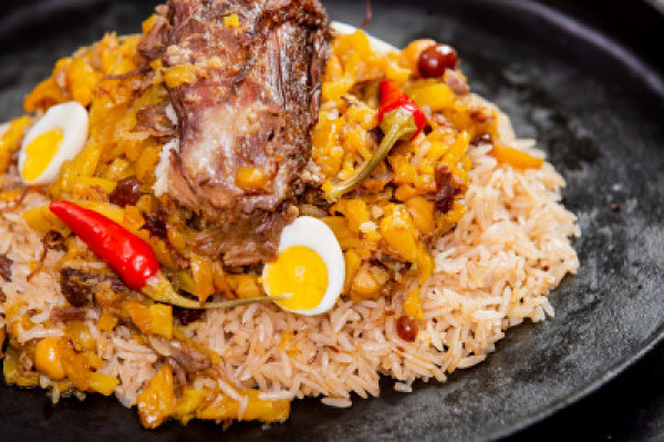 Cocinando Plov En El Caldero. Arroz, Carne, Cebollas Y Zanahorias